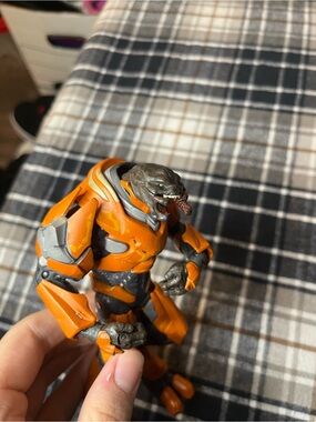 2010 Halo Reach Series 2 action figure of the Elite Officer